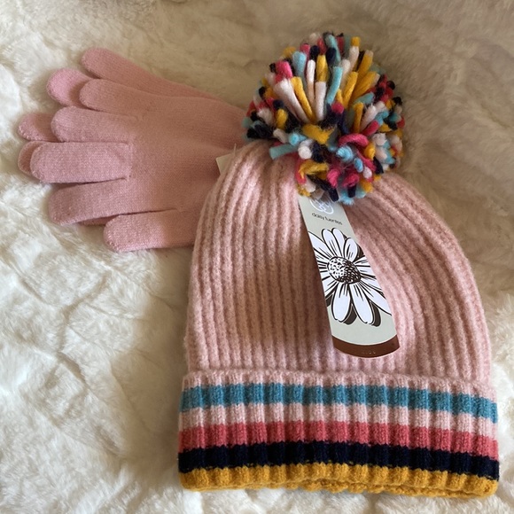 Hat and gloves - Picture 3 of 3